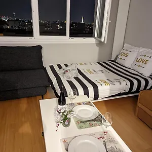https://charming-studio-with-eiffel-view-apartment.fr-paris.fr